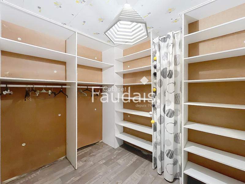 Maison - 243 m² - 8 pièces