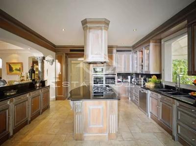 Villa - 729 m² - 9 pièces