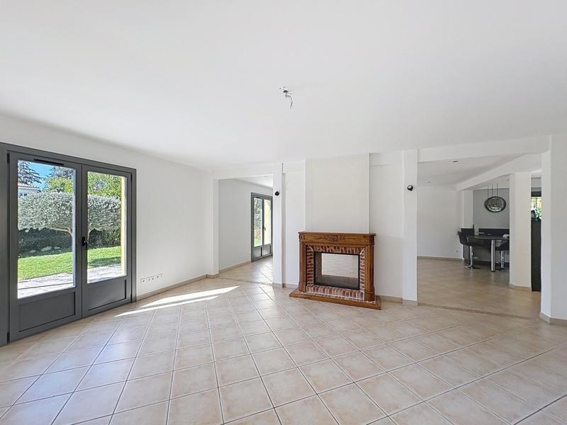 Maison - 240 m² - 8 pièces