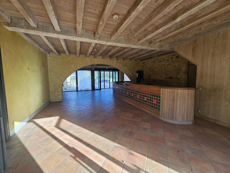Maison - 2 135 m² - 52 pièces
