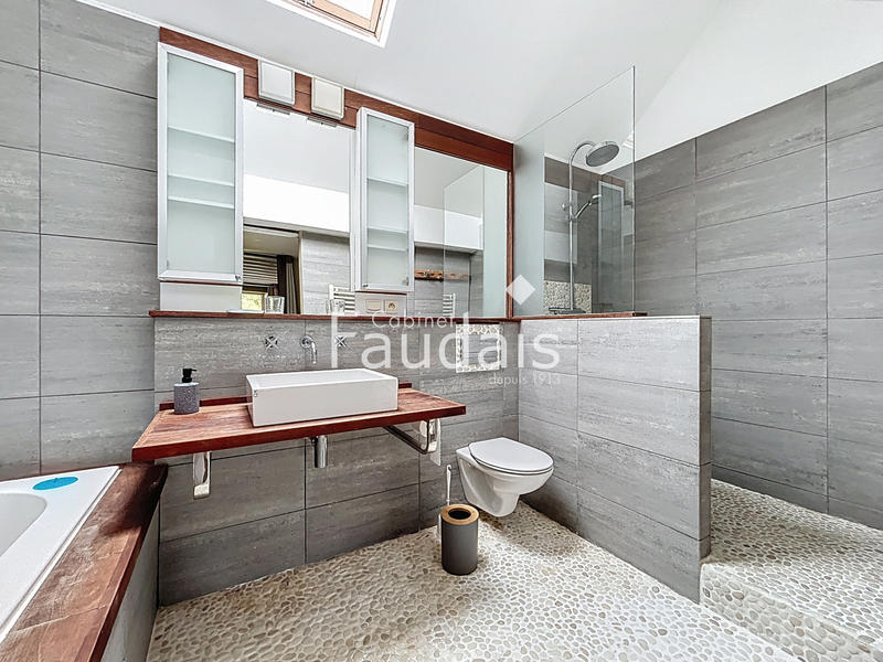 Maison - 277 m² - 8 pièces