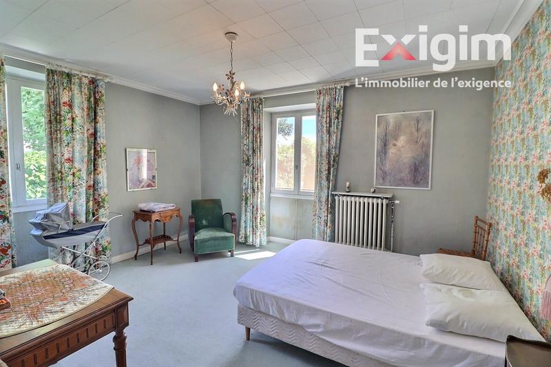 Maison - 330 m² - 9 pièces