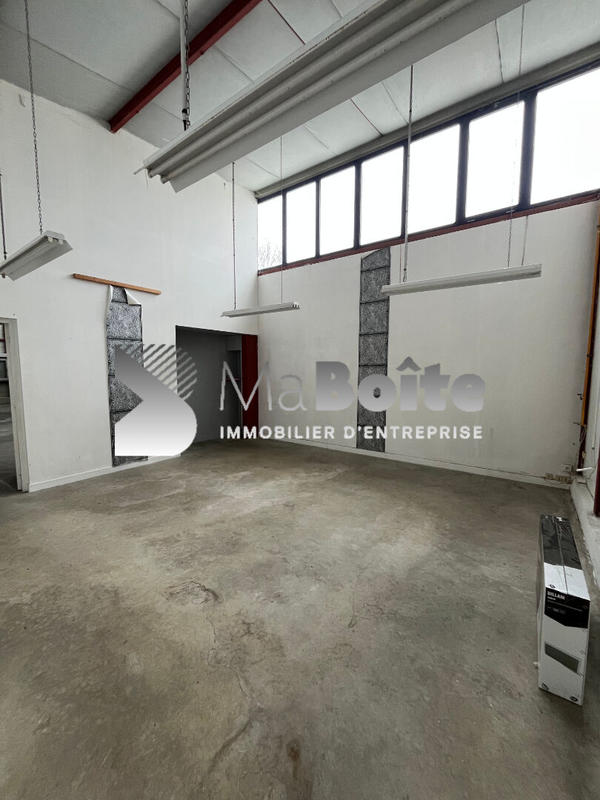 Local d'activité / Entrepôt - 215 m² - 2 pièces