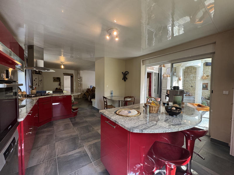 Maison - 325 m² - 11 pièces