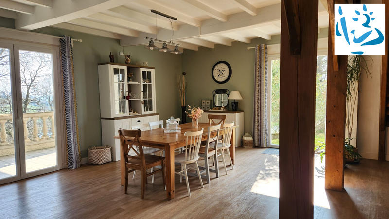 Maison - 280 m² - 8 pièces