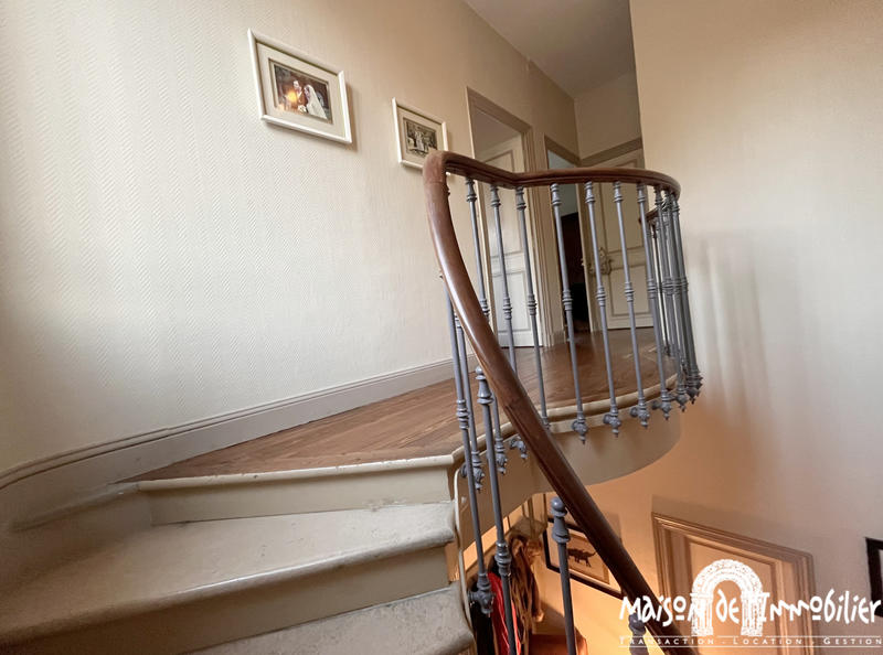 Maison - 256 m² - 12 pièces