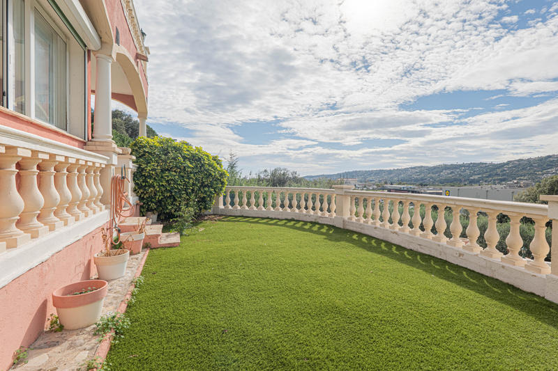 Maison - 205 m² - 9 pièces