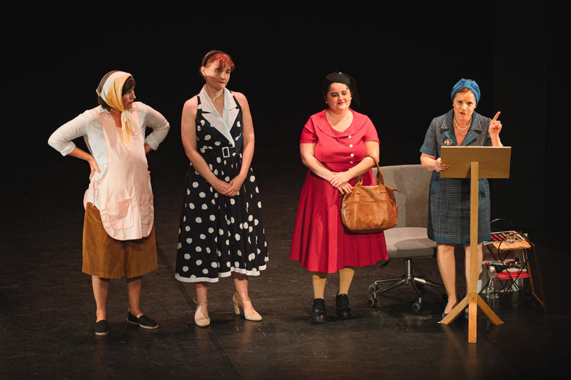 Et pendant ce temps, Simone veille