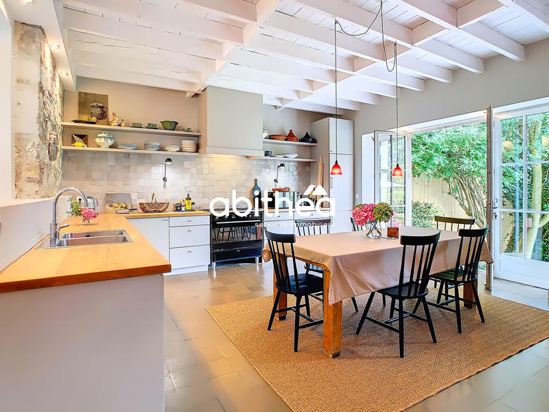 Maison - 250 m² - 8 pièces