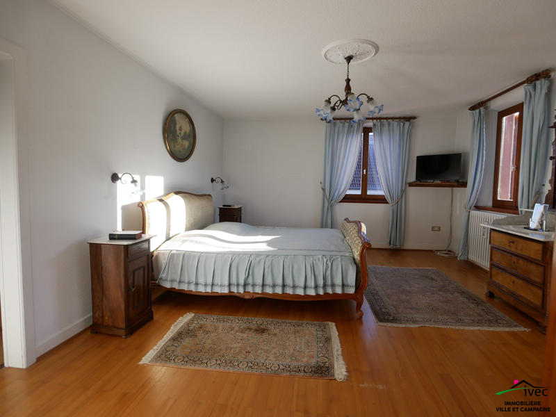 Maison - 238 m² - 8 pièces