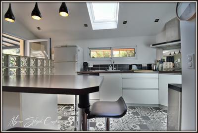 Maison - 225 m² - 10 pièces