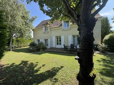 Maison traditionnelle - 219 m² - 8 pièces
