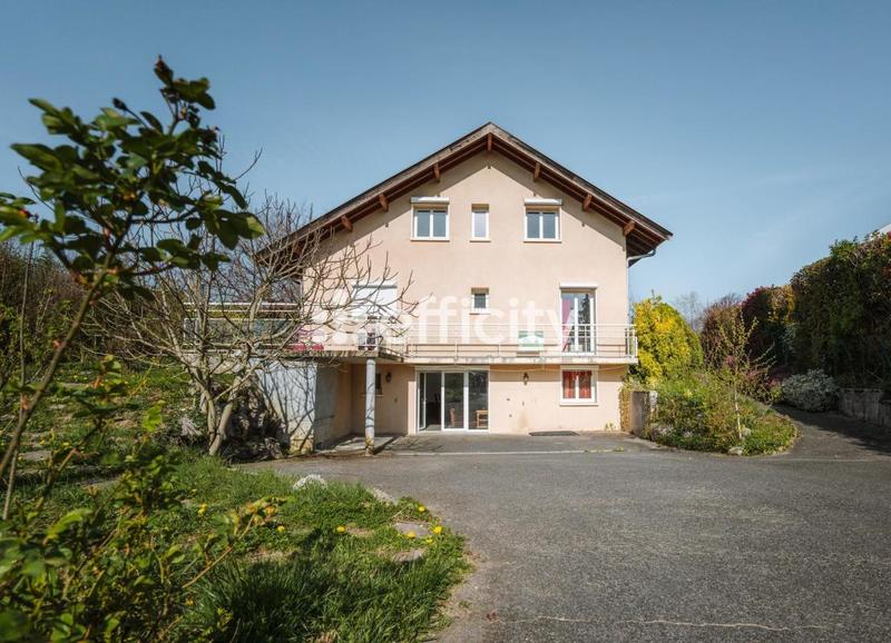 Maison - 250 m² - 11 pièces