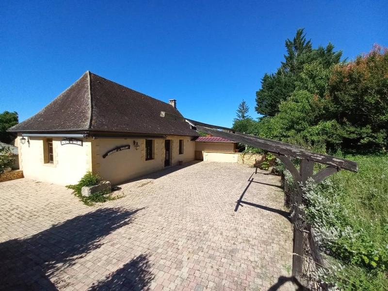 Propriété - 2 300 m² - 67 pièces