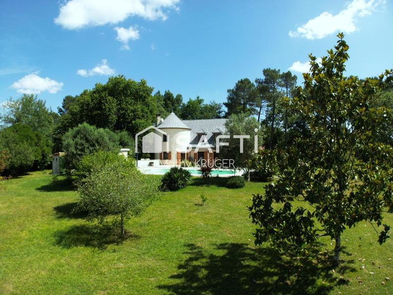 Maison - 221 m² - 7 pièces