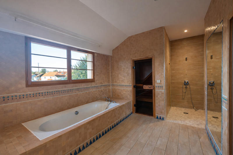 Propriété - 230 m² - 6 pièces