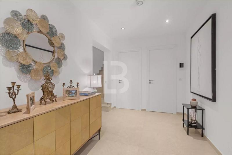 Propriété - 315 m² - 8 pièces