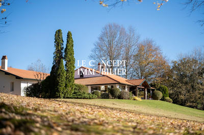 Maison - 300 m² - 10 pièces