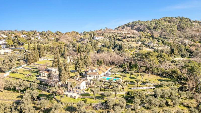 Maison - 390 m² - 12 pièces