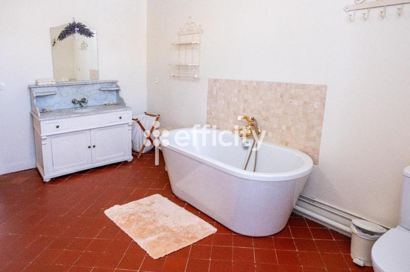 Maison - 277 m² - 12 pièces