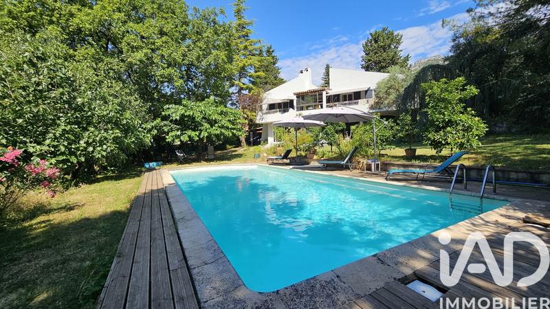 Maison - 204 m² - 6 pièces