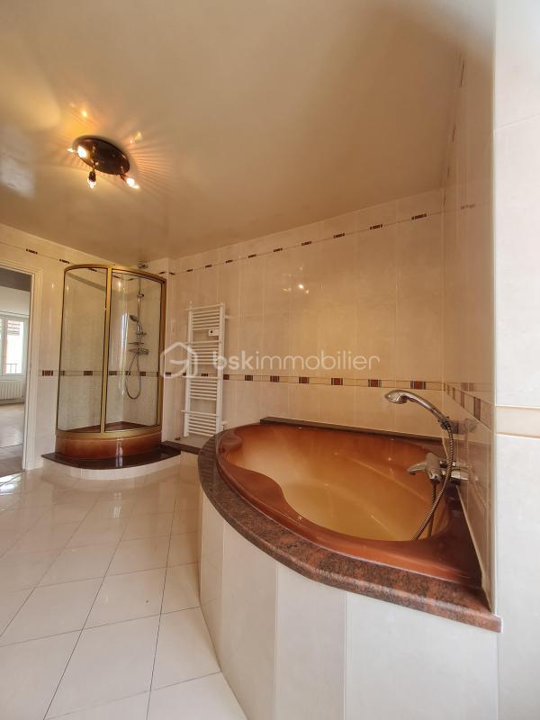 Maison - 180 m² - 8 pièces