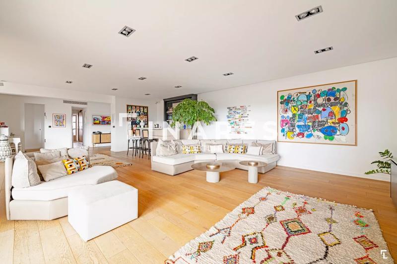 Appartement - 206 m² - 6 pièces