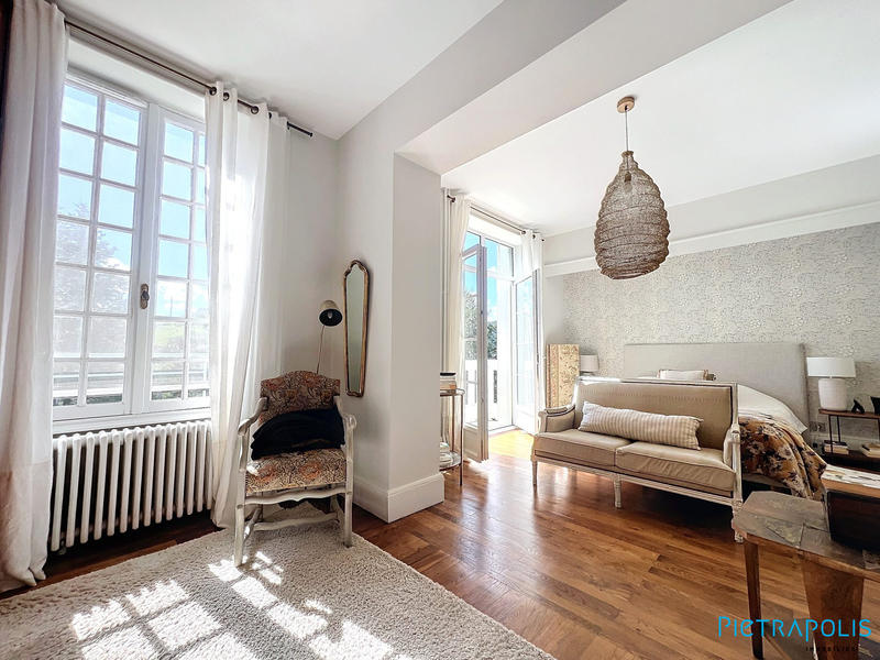 Maison - 300 m² - 8 pièces