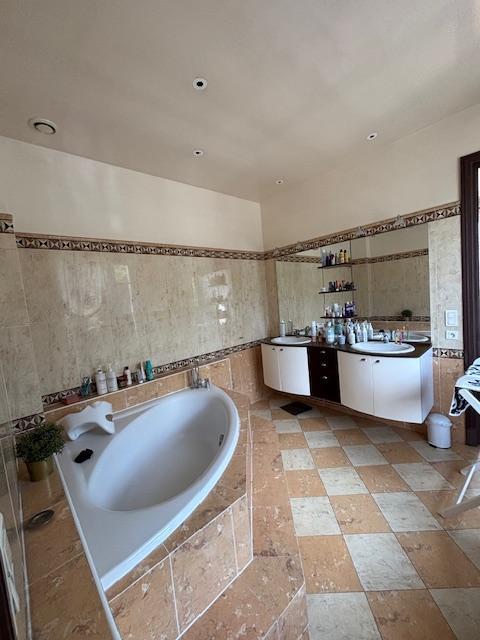 Appartement bourgeois - 137 m² - 4 pièces