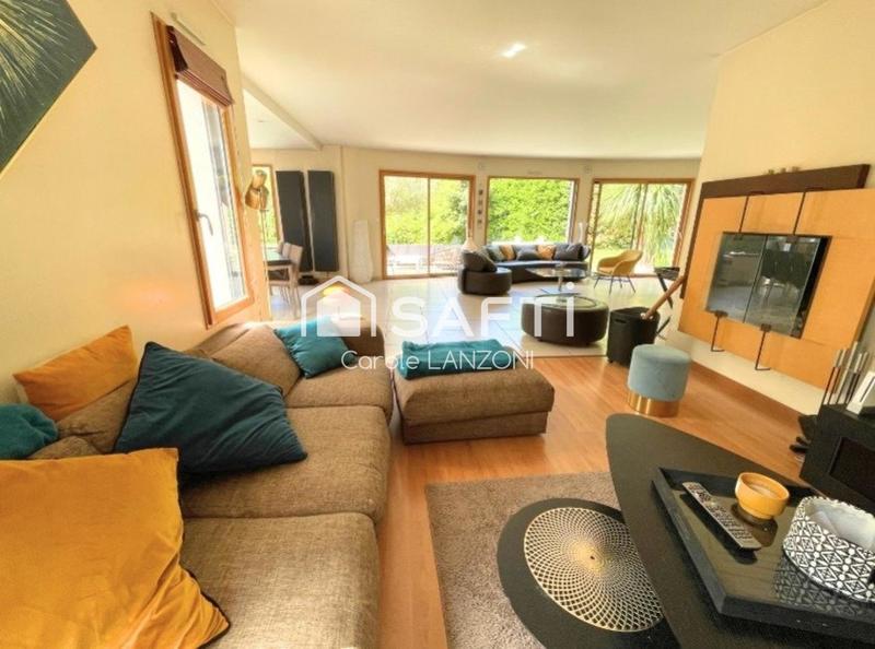 Maison - 217 m² - 8 pièces