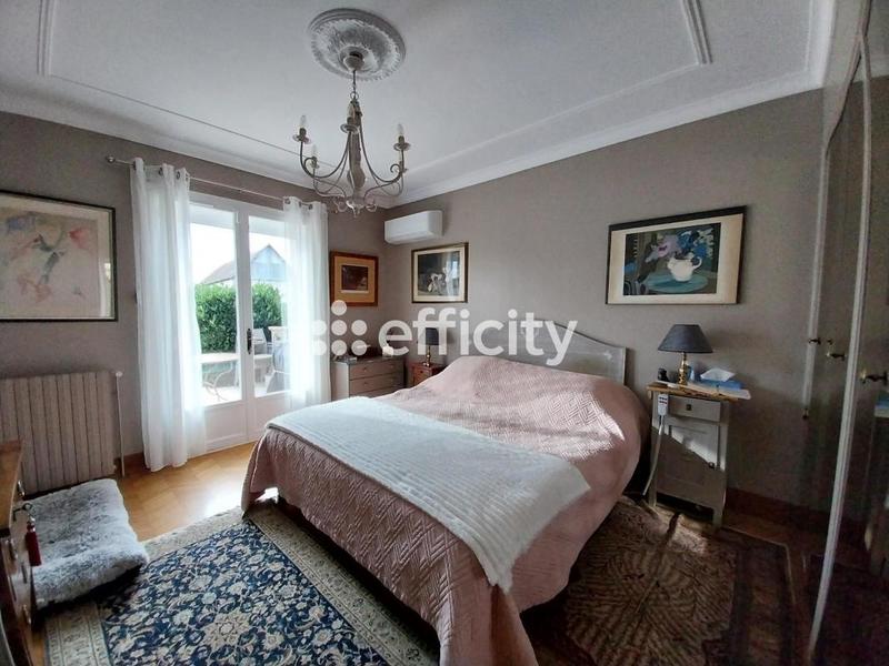 Maison - 210 m² - 7 pièces