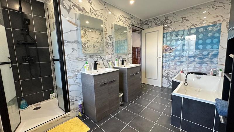 Maison - 230 m² - 9 pièces