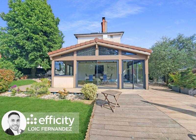 Maison - 260 m² - 8 pièces