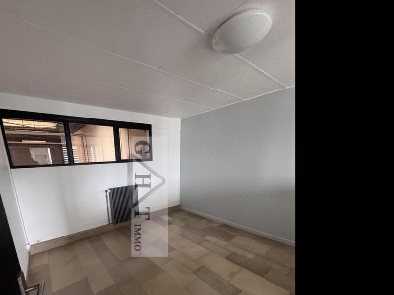 Entrepôt - 1 350 m²