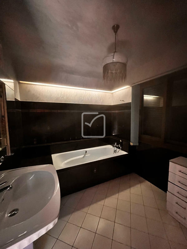 Maison - 290 m² - 11 pièces