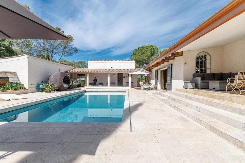 Propriété - 417 m² - 6 pièces