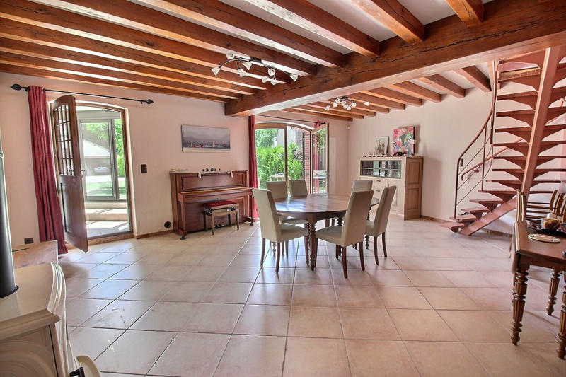 Demeure - 201 m² - 9 pièces