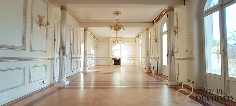 Maison - 1 325 m² - 15 pièces