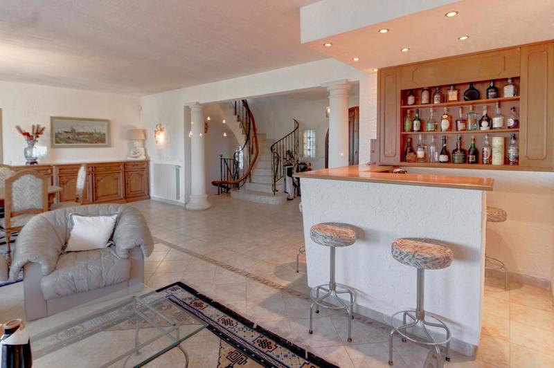 Villa - 378 m² - 10 pièces