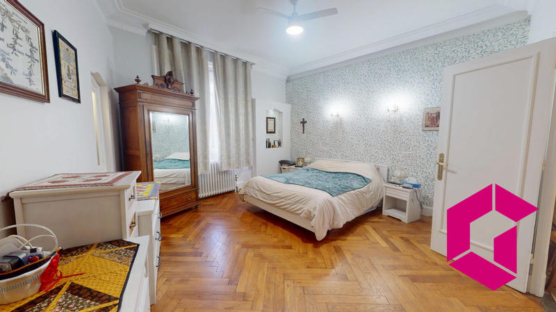 Maison - 337 m² - 9 pièces