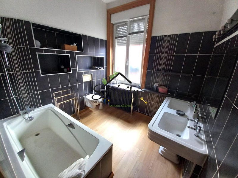 Maison - 200 m² - 9 pièces