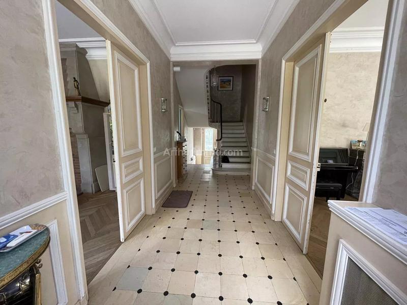 Maison - 350 m² - 12 pièces