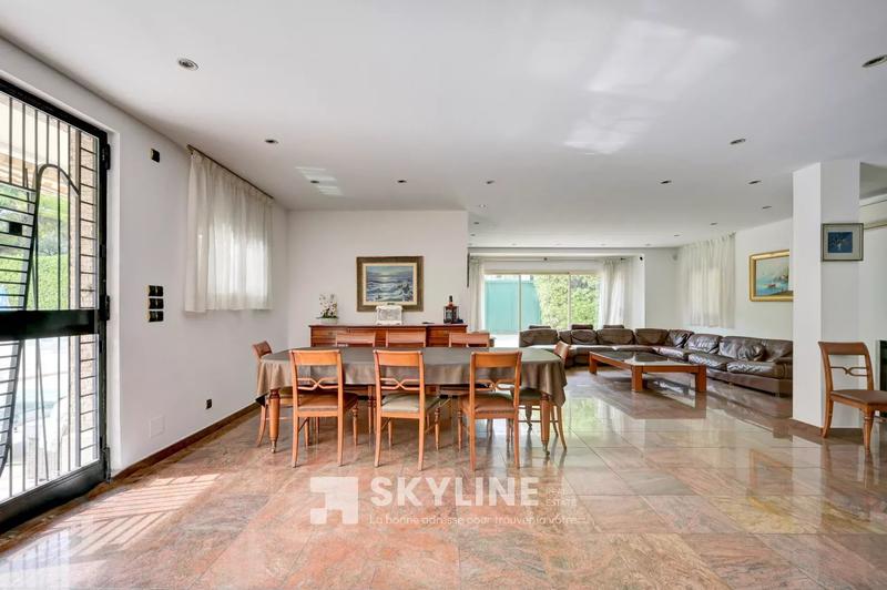 Villa - 285 m² - 9 pièces