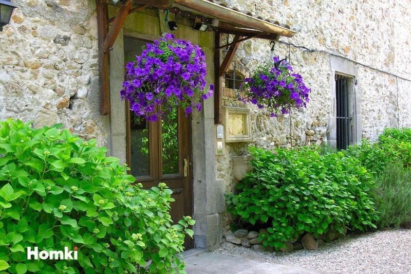 Maison - 1 800 m² - 31 pièces