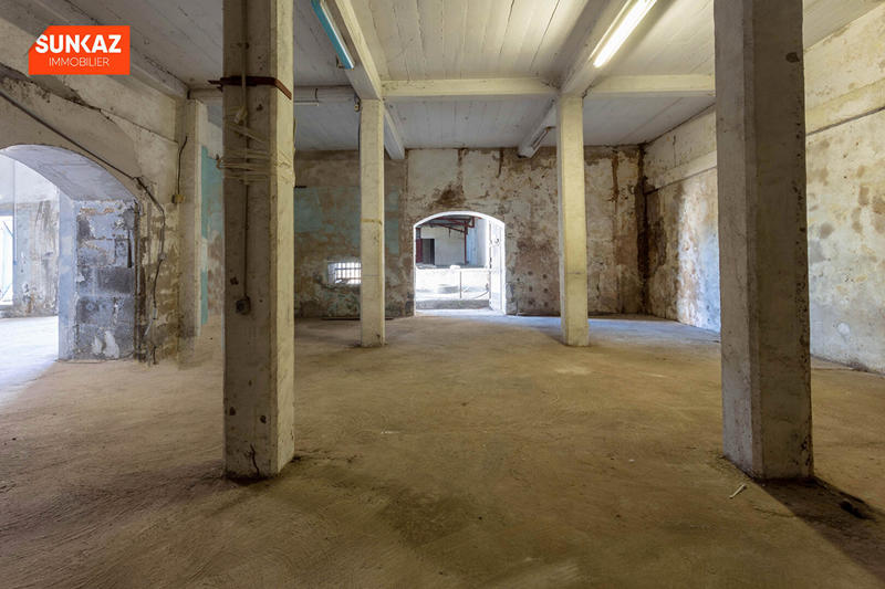 Local d'activités - 617 m²