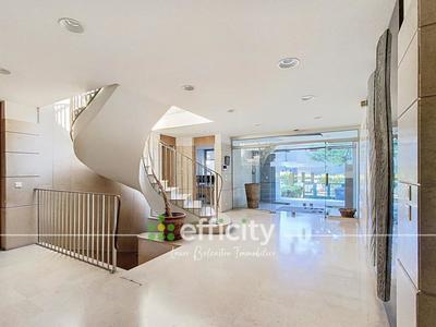 Local d'activité / Entrepôt - 670 m² - 25 pièces