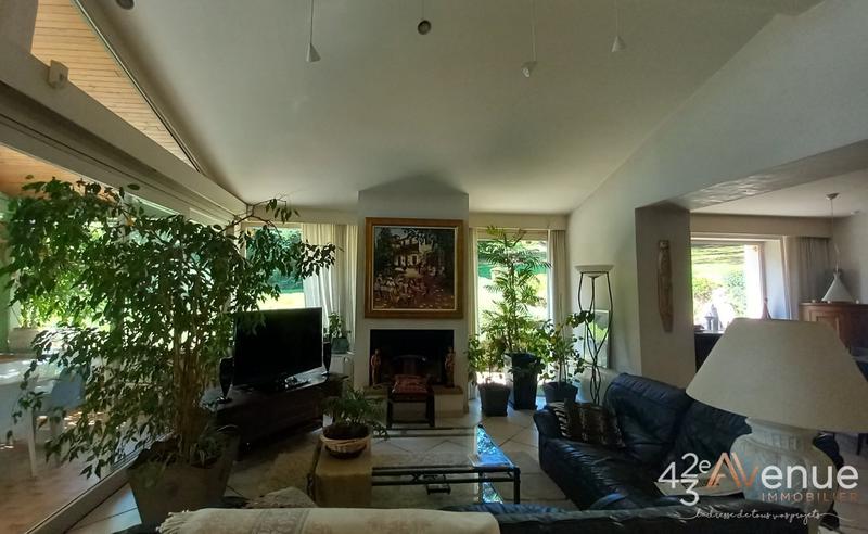 Propriété - 241 m² - 10 pièces