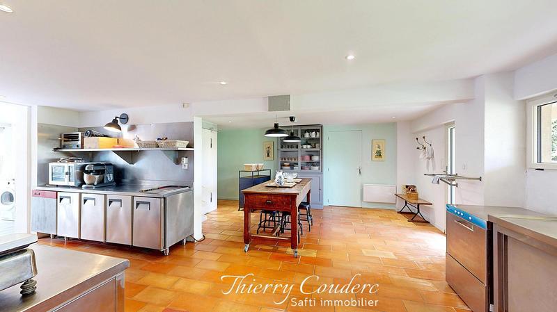 Maison - 319 m² - 12 pièces