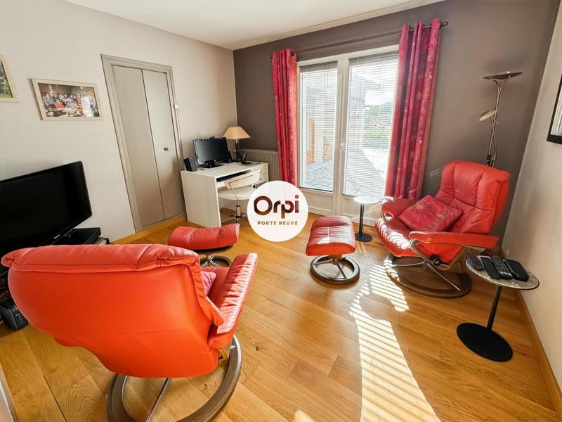 Maison - 240 m² - 8 pièces