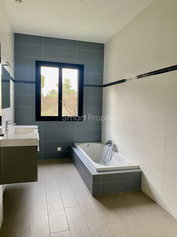 Propriété - 250 m² - 6 pièces